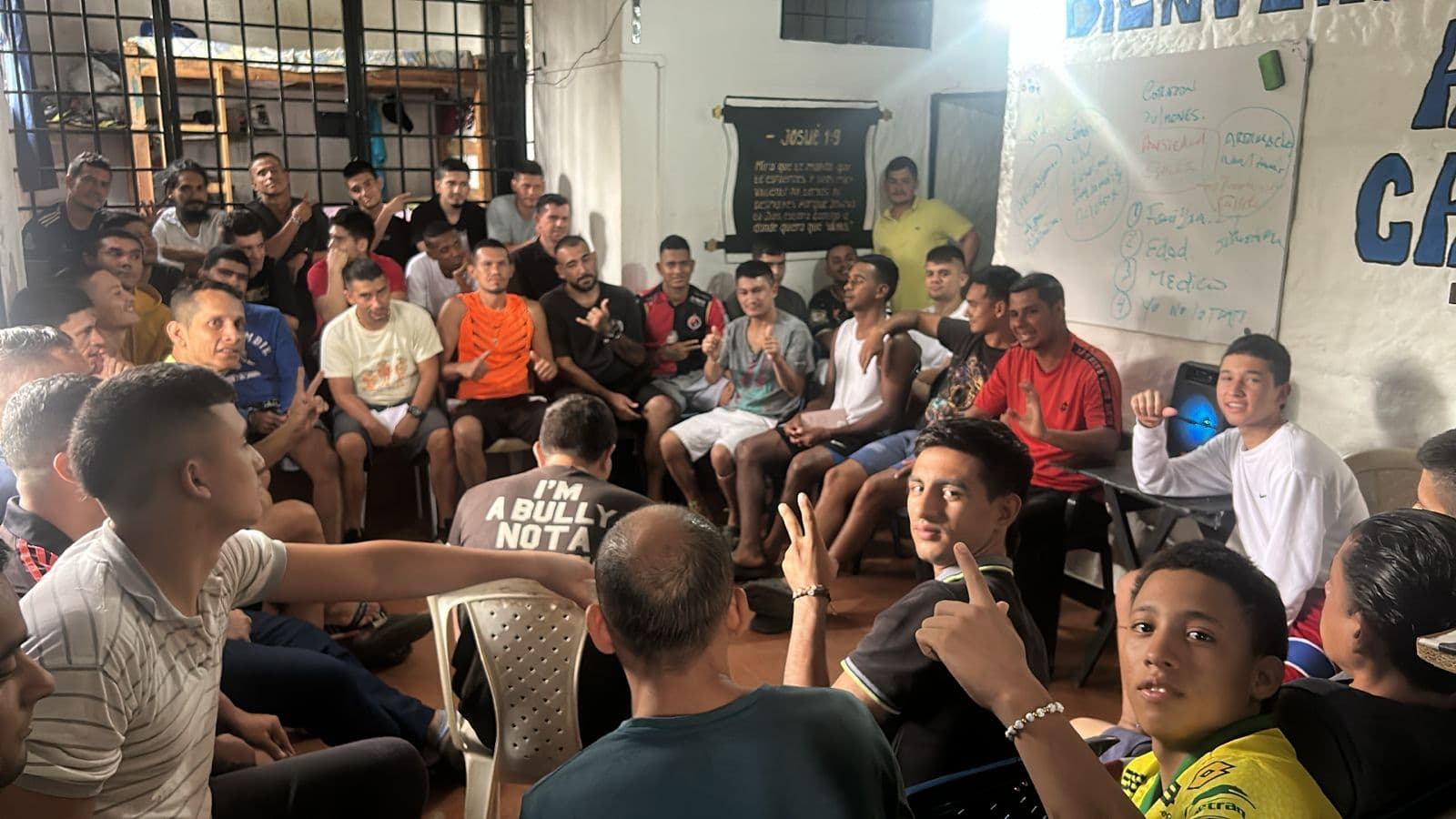 Grupo reunido en un espacio interior durante una actividad formativa