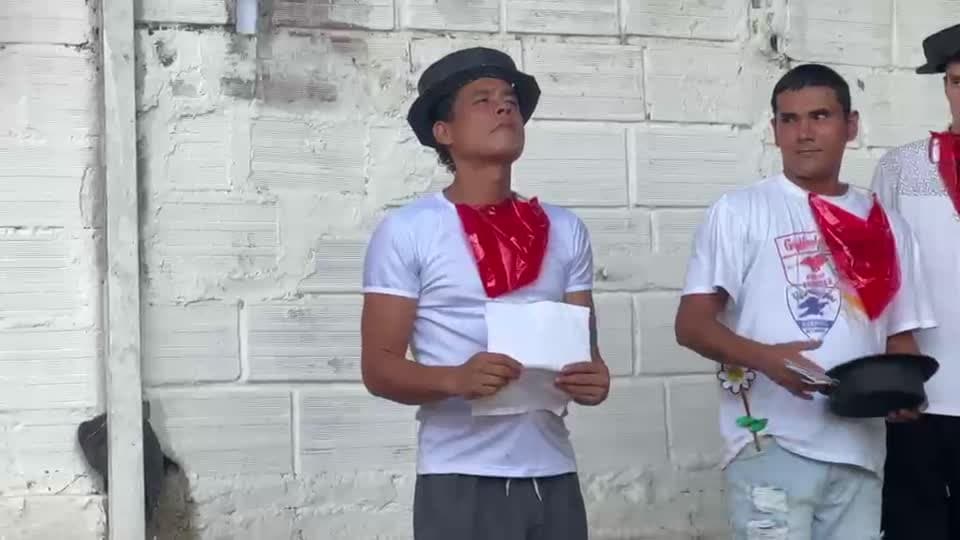 Participantes con pañuelos rojos durante una presentación grupal