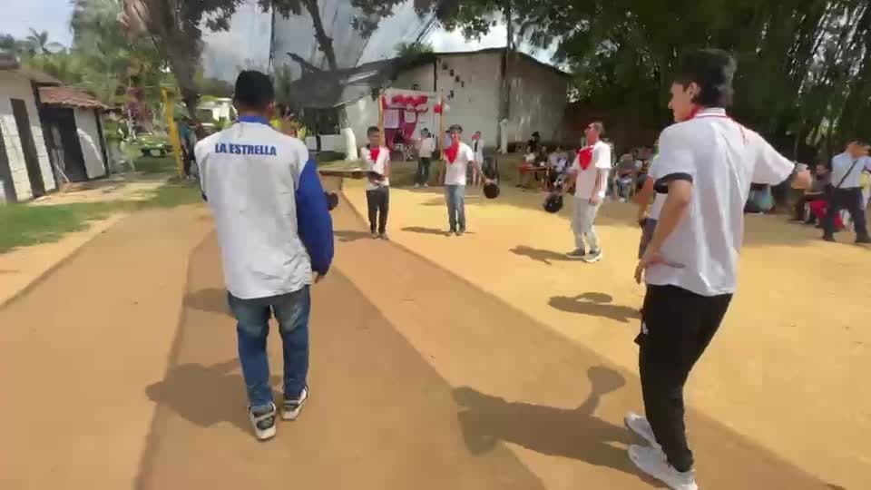 Participantes realizando una actividad grupal al aire libre