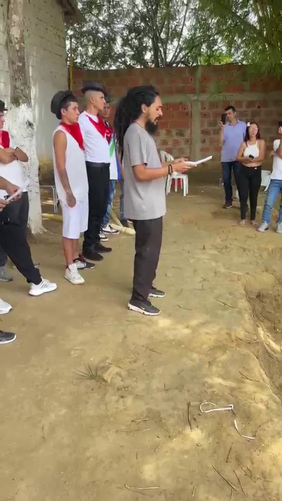 Facilitador leyendo frente a participantes y asistentes