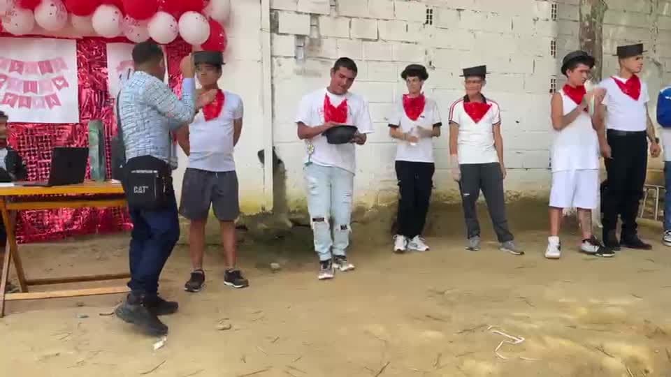 Facilitador acompañando a un grupo durante una presentación