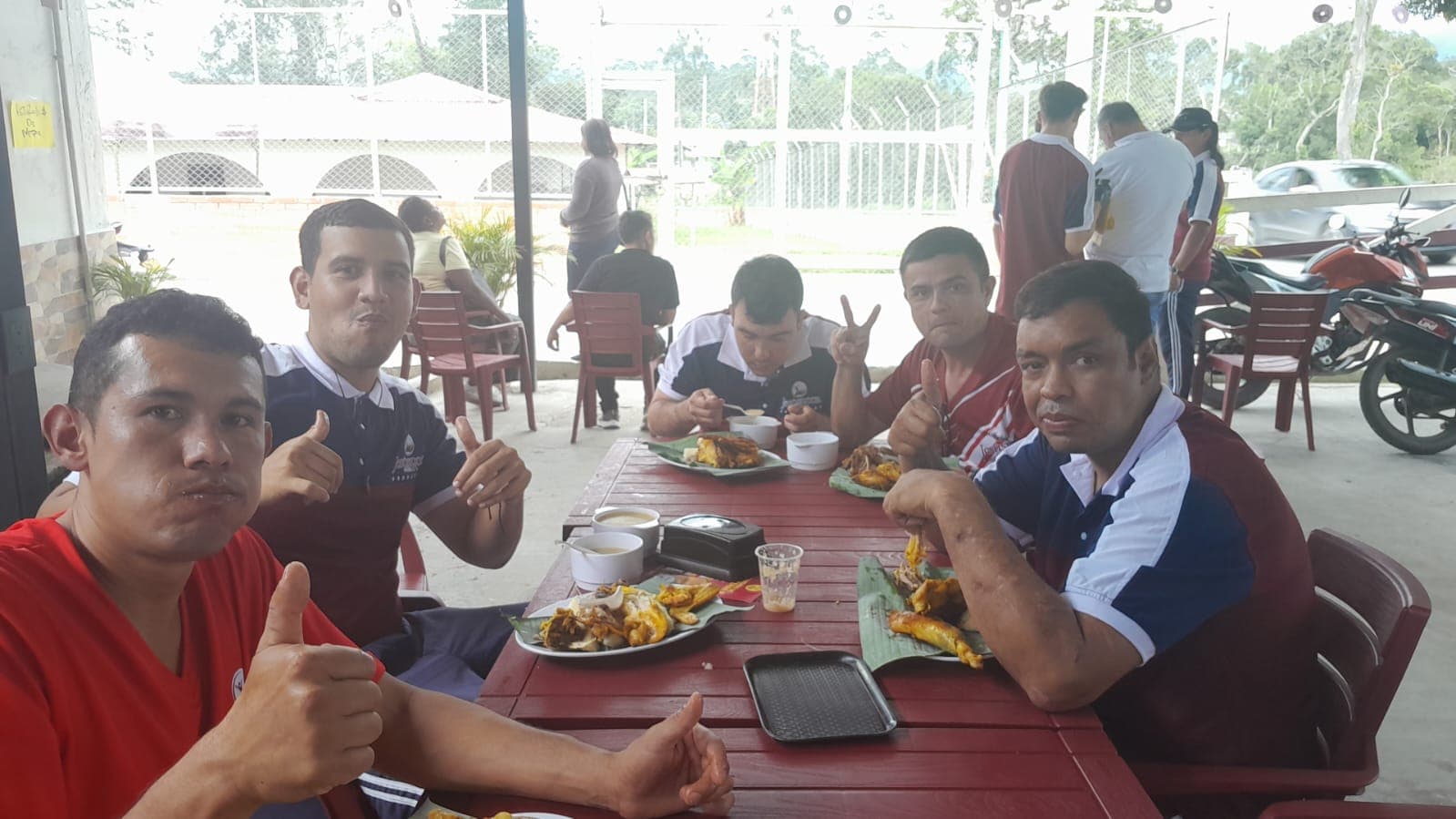 Table with served plates during the food-support activity